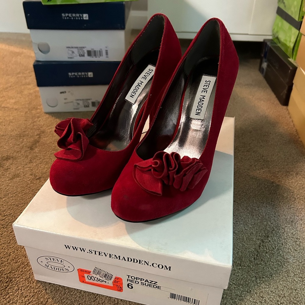 EUC red suede Steve Madden heels, size 6